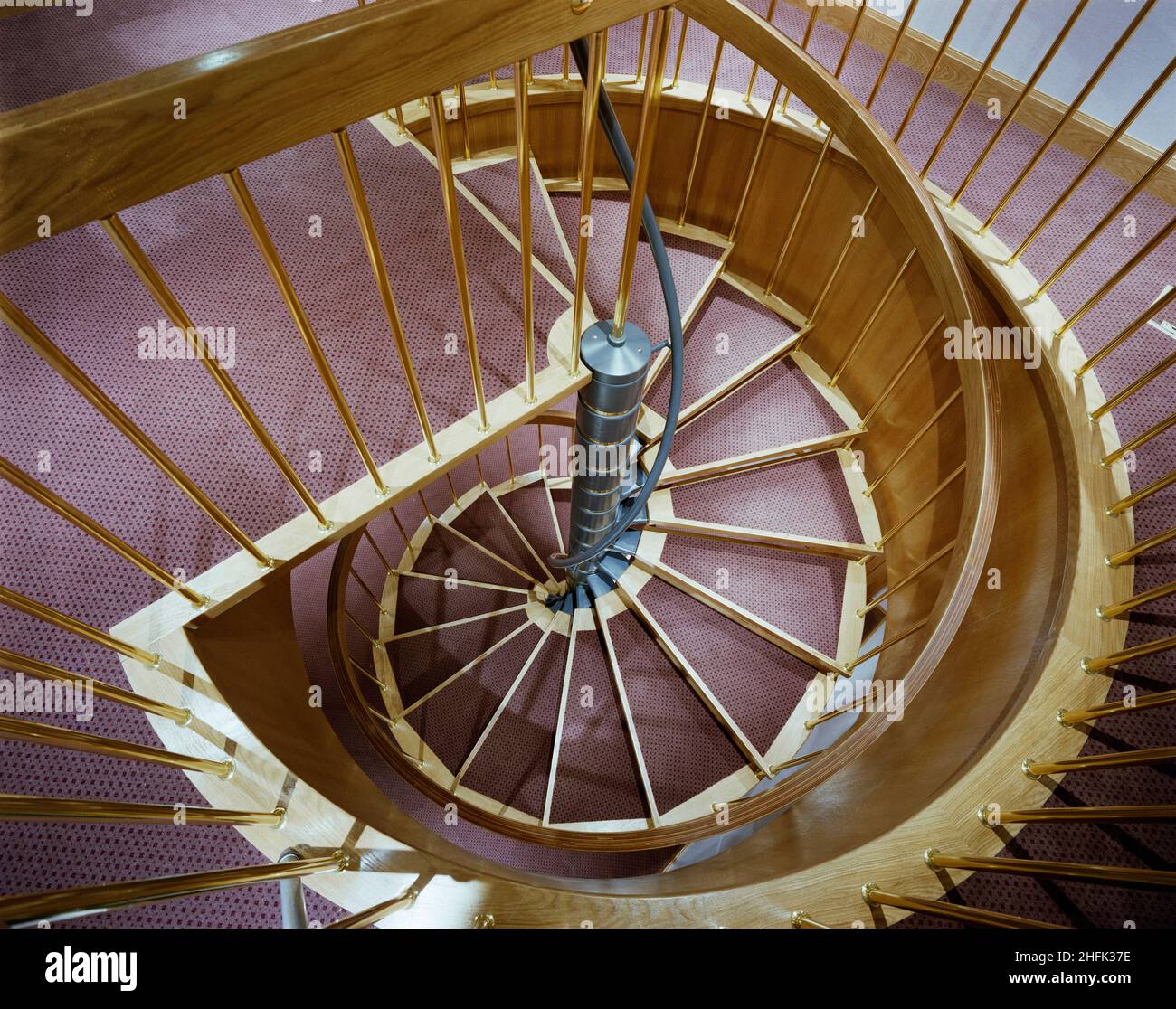 1 Finsbury Avenue, Broadgate, City of London, 14/11/1989. Der Blick auf die Innenseite einer Wendeltreppe im Bürogebäude an der 1 Finsbury Avenue. Der Komplex der Finsbury Avenue war eine spekulative Büroentwicklung in drei Phasen durch Rosehaugh Greycoat Estates in Erwartung der Deregulierung der Finanzmärkte im Jahr 1986. Es zielte darauf ab, potenzielle Mieter der Finanzdienstleistungsbranche durch hochwertiges Design und Konstruktion in ein Randgebiet am Stadtrand zu locken. Entworfen von Peter Foggo von Arup Associates, sicherte sich Laing den Managementvertrag für den Bau von EA Stockfoto