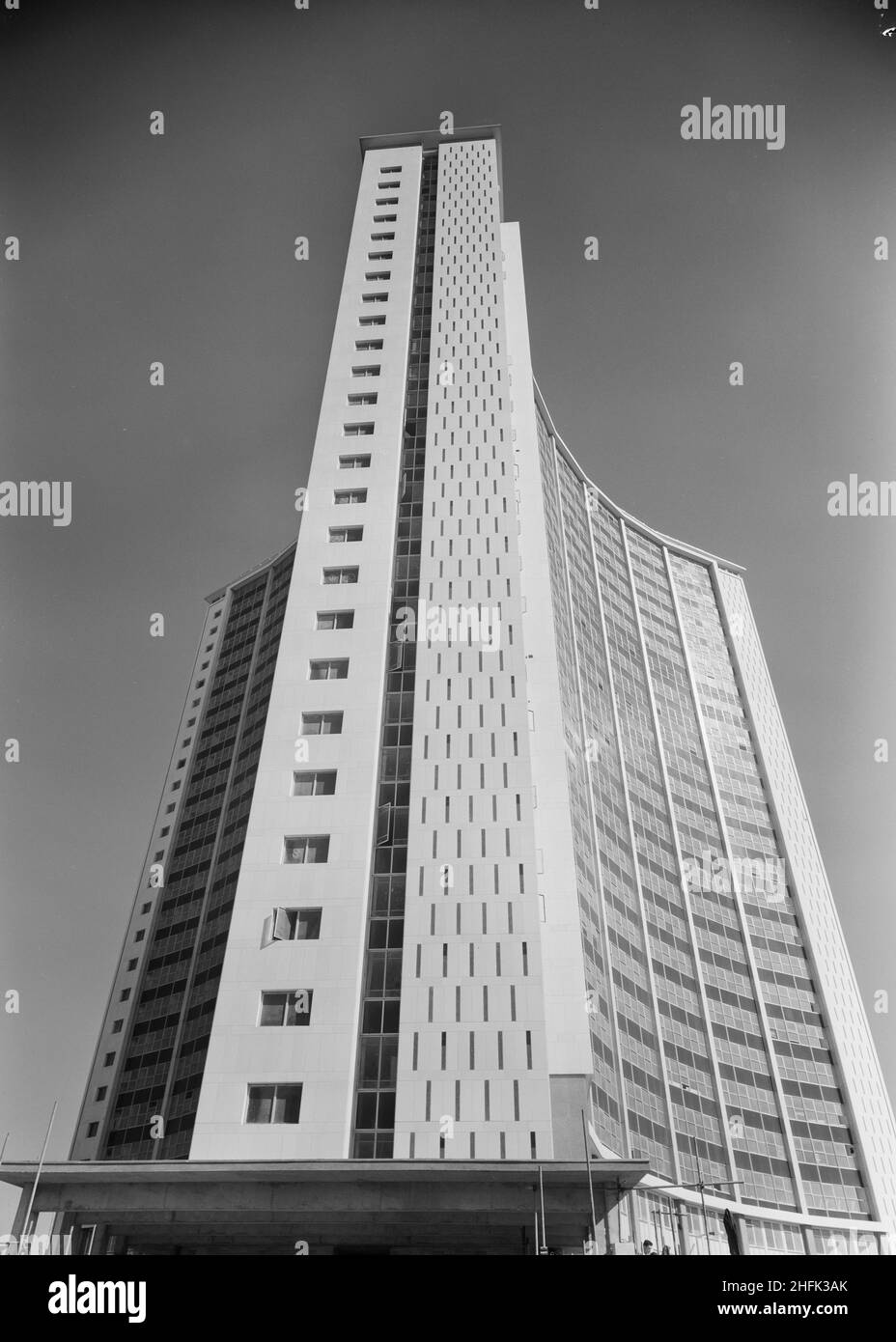 Empress State Building, Lillie Road, Earl's Court, Hammersmith und Fulham, London, 05/06/1962. Das neu fertiggestellte Empress State Building, Earl's Court, London. Ein Blick auf den Turm von einem Eingang am Fuß. Laing baute die Fundamente und den Stahlbetonrahmen des Gebäudes, die Arbeiten begannen im November 1959 und liefen bis Juli 1961. Stockfoto