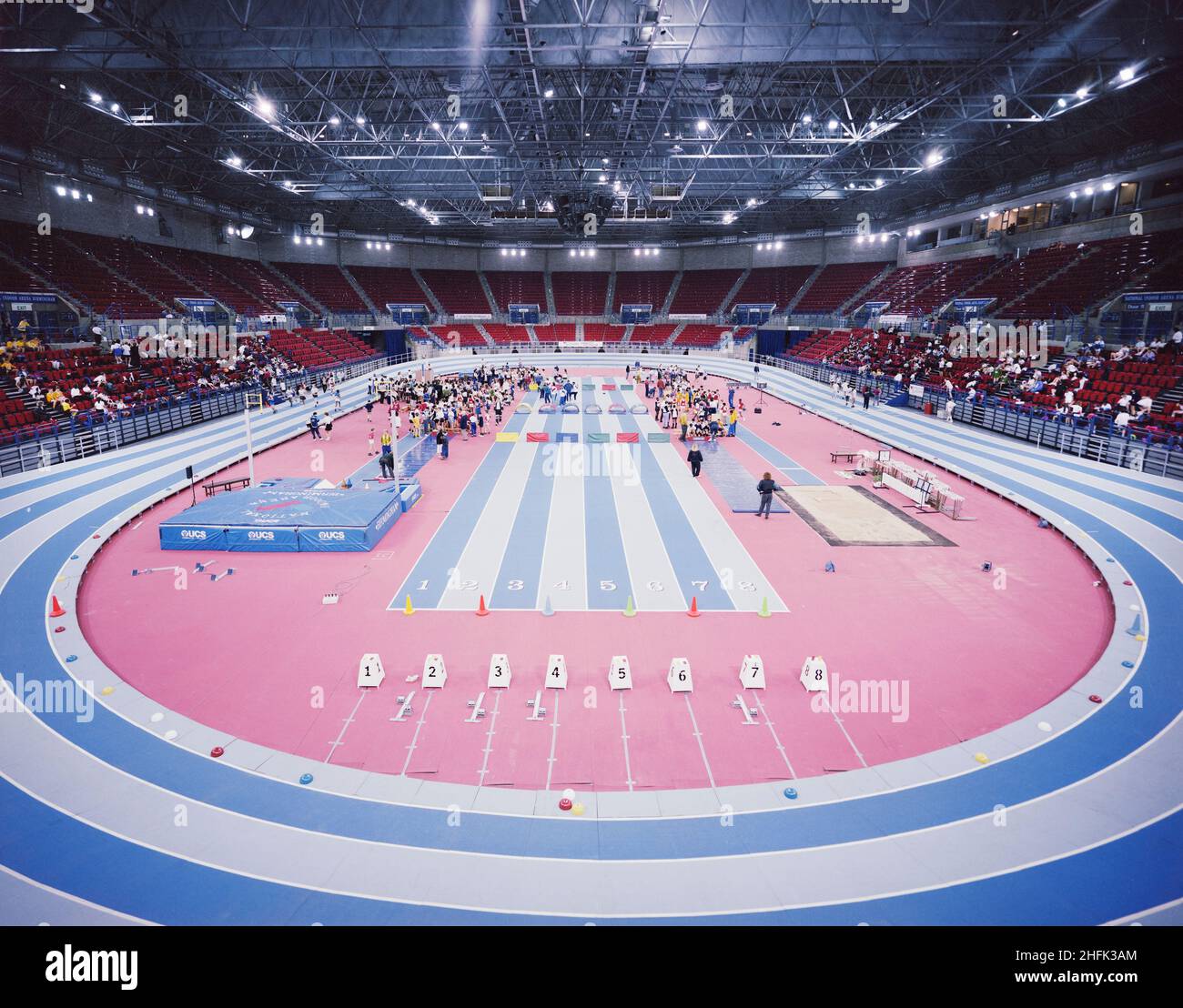 National Indoor Arena, King Edwards Road, Birmingham, 02/11/1992. Eine Innenansicht der National Indoor Arena in Birmingham zeigt sie im Einsatz mit dem Track down. Der &#XA3;50m Design and Construct-Auftrag für die National Indoor Arena (NIA) wurde im Januar 1989 von der Stadtverwaltung von Birmingham an die Laing Midlands Division vergeben. Es wurde am 4th. Oktober 1991 von Athlet Linford Christie offiziell eröffnet. Zum Zeitpunkt der Eröffnung war es die größte Hallenarena in Großbritannien und hatte eine Kapazität von etwa 12.000 Zuschauern. Die Arena wurde im Laufe ihrer Geschichte mehrmals umbenannt. Original Stockfoto