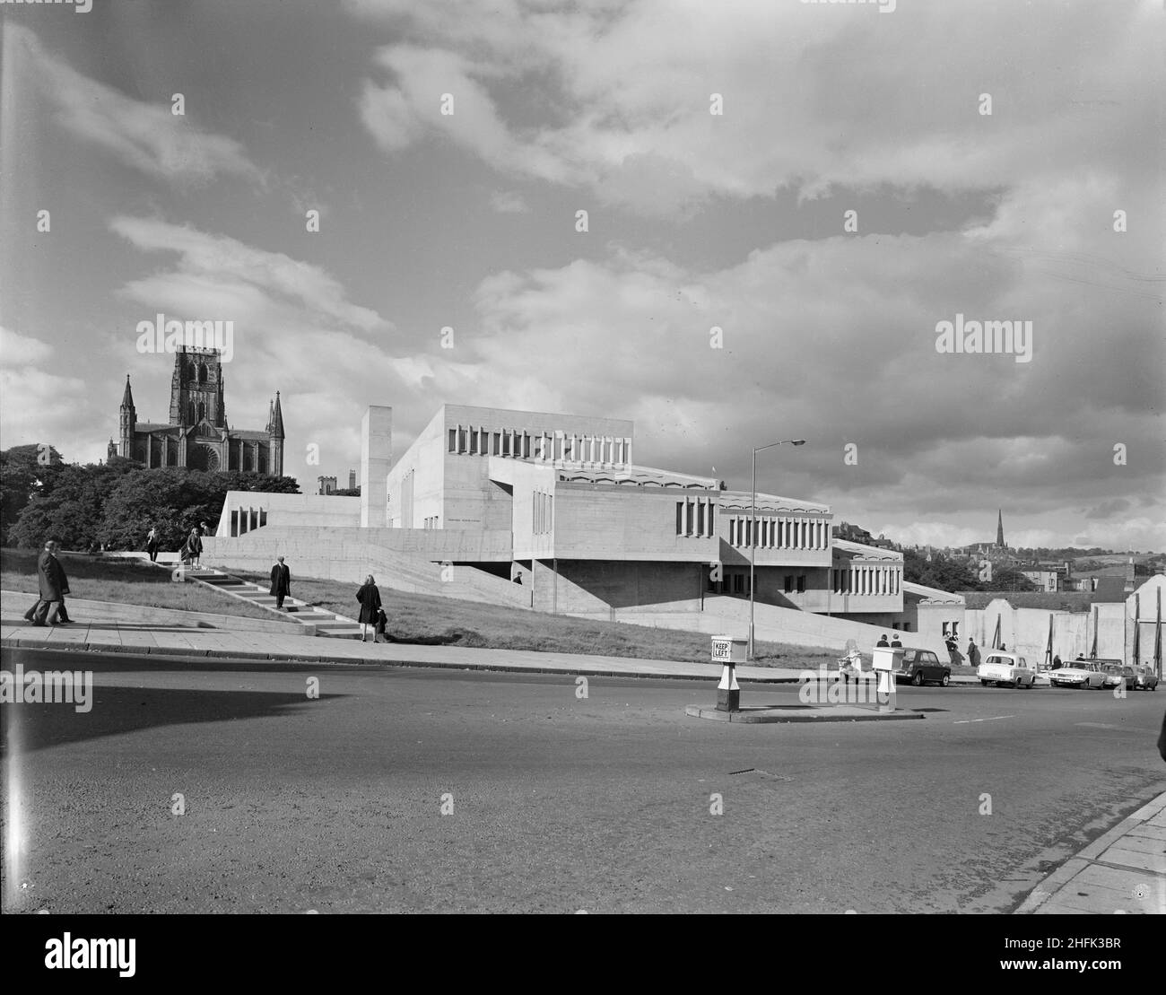 Dunelm House, Durham University, New Elvet, Durham, County Durham, 01/10/1966. Dunelm House an der Durham University von Südosten aus gesehen, mit der Kathedrale von Durham im Hintergrund. Das Dunelm House wurde von Architects Co-Partnership unter der Aufsicht von Sir Ove Arup entworfen und von der Laing's Construction Company für die Universität Durham gebaut. Dieses Studentengewerkschaftsgebäude im Brutalistischen Stil wurde 1966 fertiggestellt und erhielt später einen R.I.B.A. Architekturpreis 1967. Stockfoto