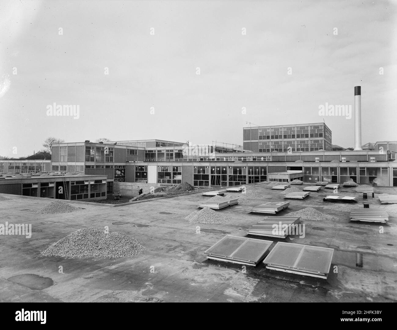 County High School, Gedling Road, Arnold, Gedling, Nottinghamshire, 23/02/1959. Ein Blick nach Norden vom Dach des „Hausblocks“ an der Arnold County High School. Die Schule Betrieb ein Häusersystem aus drei Häusern für sportliche, schulische und soziale Aktivitäten. In dem „Hausbau“, der den zentralen Innenhof auf drei Seiten umgab, waren Räume für Hausmeister, Schüler-Esszimmer und Küchen untergebracht. Stockfoto
