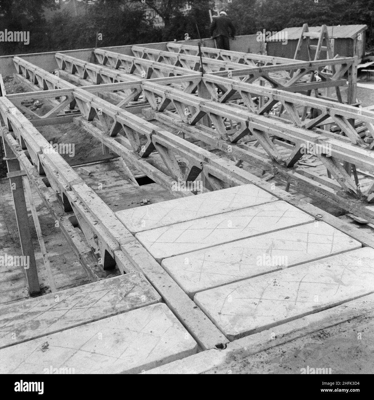 County High School, Gedling Road, Arnold, Gedling, Nottinghamshire, 30/08/1958. Betonblöcke zwischen Laingspan-Balken bilden die Bodenfläche eines Obergeschosses der Arnold County High School. Die Arbeiten auf dem Gelände begannen im März 1958 und die Bauarbeiten für das neue Schuljahr im September 1959 wurden abgeschlossen. „Laingspan“ war ein flexibles modulares System aus Rahmenkonstruktion, das aus vorgespannten Betonfertigteilen bestand. Laing entwickelte das System in Zusammenarbeit mit der Architects and Buildings Branch des Bildungsministeriums und dem beratenden Ingenieur AJ Harris. Die Arnold Schule war die erste BU Stockfoto