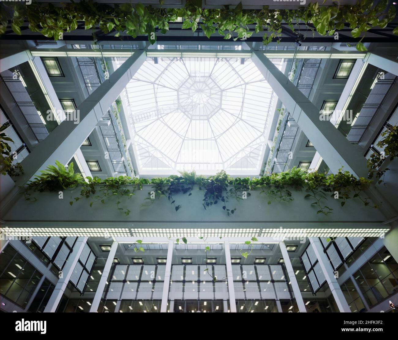 1 Finsbury Avenue, Broadgate, City of London, 03/09/1984. Blick auf das verglaste Dach des zentralen Atriums an der 1 Finsbury Avenue, die sich an den Balkonen und den Tragbalken entlang der Schleppanlagen befinden. Der Komplex der Finsbury Avenue war eine spekulative Büroentwicklung in drei Phasen durch Rosehaugh Greycoat Estates in Erwartung der Deregulierung der Finanzmärkte im Jahr 1986. Es zielte darauf ab, potenzielle Mieter der Finanzdienstleistungsbranche durch hochwertiges Design und Konstruktion in ein Randgebiet am Stadtrand zu locken. Entworfen von Peter Foggo von Arup Associates, sicherte Laing das Management Stockfoto