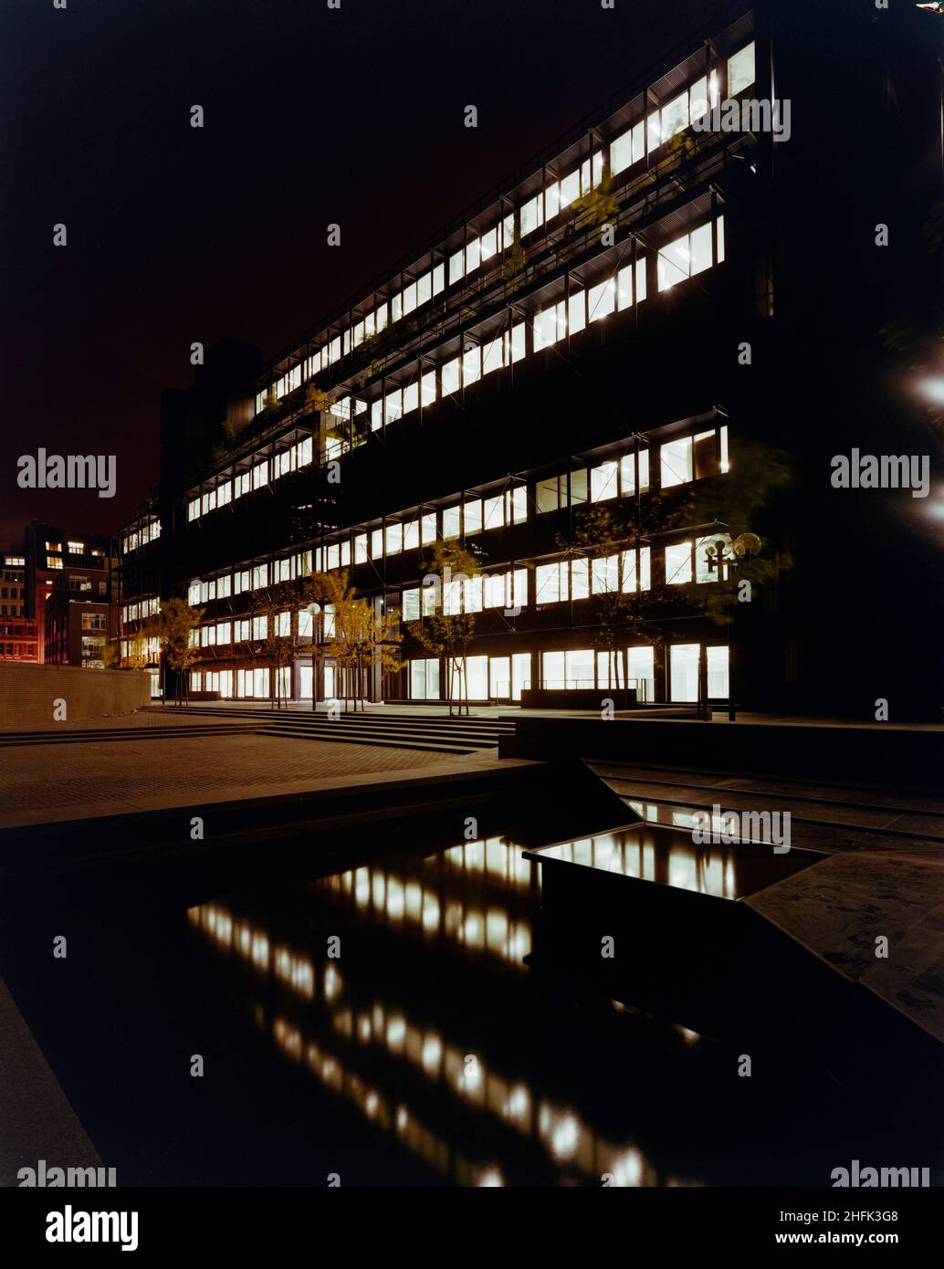 1 Finsbury Avenue, Broadgate, City of London, 03/09/1984. Eine Nachtszene mit den Lichtern aus dem Bürogebäude an der 1 Finsbury Avenue, die sich am Pool vor dem Hotel spiegeln. Der Komplex der Finsbury Avenue war eine spekulative Büroentwicklung in drei Phasen durch Rosehaugh Greycoat Estates in Erwartung der Deregulierung der Finanzmärkte im Jahr 1986. Es zielte darauf ab, potenzielle Mieter der Finanzdienstleistungsbranche durch hochwertiges Design und Konstruktion in ein Randgebiet am Stadtrand zu locken. Entworfen von Peter Foggo von Arup Associates, sicherte sich Laing den Managementvertrag für das Konstrukt Stockfoto