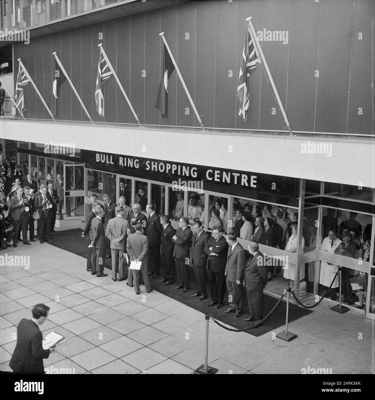 Bull Ring Centre, Birmingham, 29/05/1964. Leitende Mitarbeiter beim Bau des Bull Ring Centers werden am Tag der Eröffnungszeremonie an S.H. Prinz Philip übergeben. Folgende Mitarbeiter warten darauf, dem Herzog präsentiert zu werden: (Von rechts nach links) Reverend Canon Bryan S. W. Green, Rektor von Birmingham; T. J. Hirst, Architekt, Laing Development; R. C. Tucker, Architekt. Bauunternehmen; A. N. Jerrard, Contracts Manager, Birmingham; G. M. Evans, Projektleiter für die Bull Ring Konstruktion; T. H. Jones, Bauleiter, der noch Projektleiter war; M. Brady, Project Ma Stockfoto