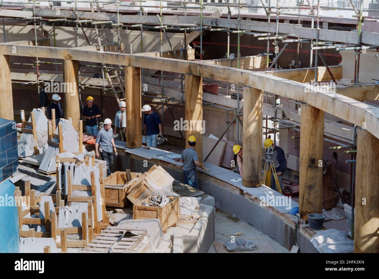 No 1 Poultry, City of London, c1996. Arbeiter montieren Granitplatten an der Wand, die die Holzkolonnade des zentralen kreisförmigen Dachgartens bei No. 1 Poultry, London stützen. Stockfoto