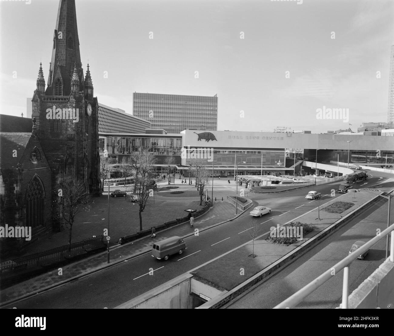 Bull Ring Centre, Birmingham, 01/12/1963. Ein erhöhter Blick auf die Ostseite des Stierkampfarena-Zentrums, mit der Kirche St. Martin auf der linken Seite. Stockfoto