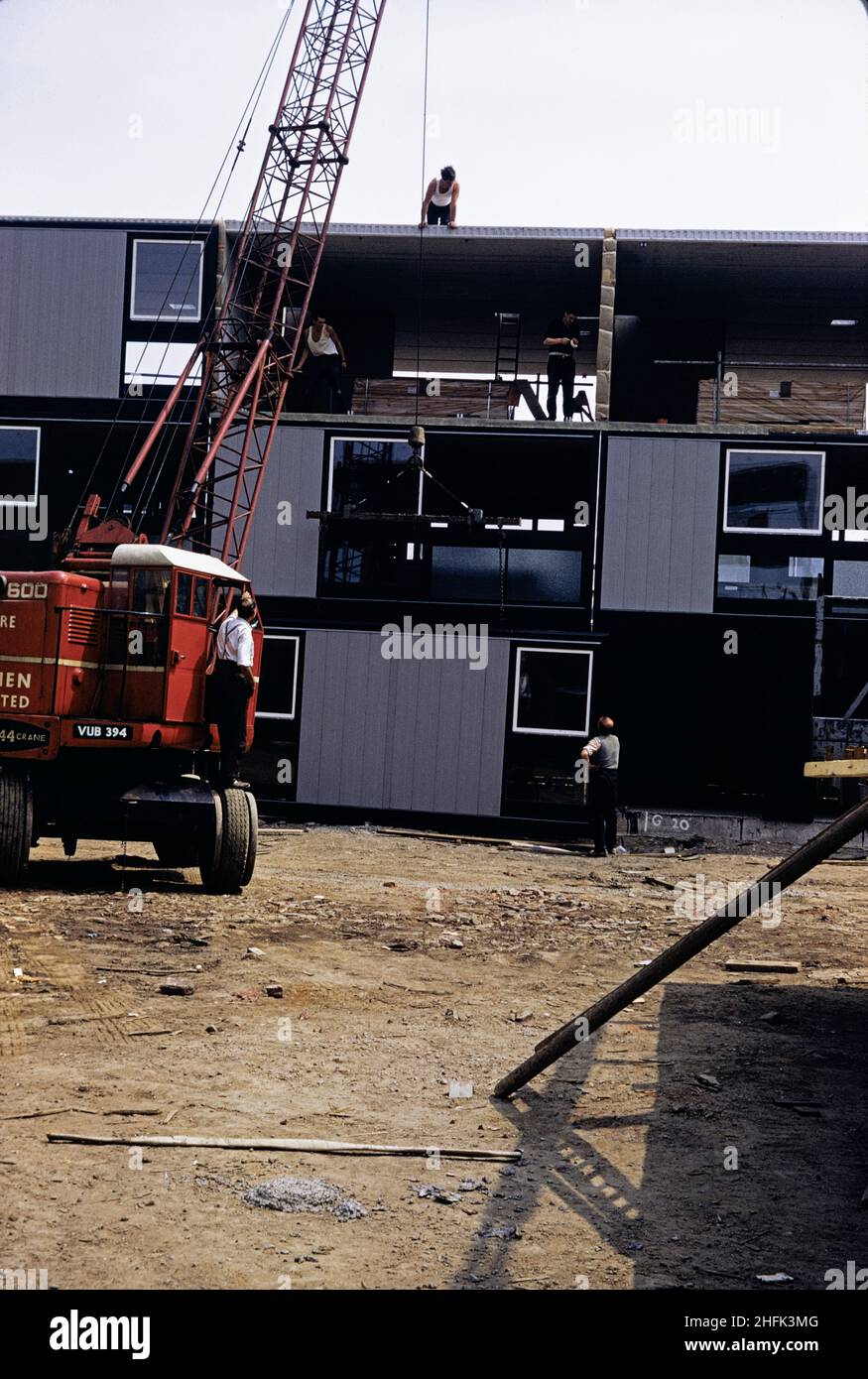 Hulme, Manchester, 01/08/1967. Ein Block von 12M Jespersen-Wohnungen, die in Hulme im Bau sind, zeigt eine Wandtafel mit eingelassenen Fenstern, die in Position gebracht werden sollen. Im Jahr 1963 kauften John Laing und Son Ltd die Rechte an dem dänischen industrialisierten Bausystem Jespersen (manchmal auch als Jesperson bezeichnet). Das Unternehmen baute Fabriken in Schottland, Hampshire und Lancashire, in denen Jespersen Fertigteile und Betonfertigteile produzierte, wodurch der Wohnungsbau rationalisiert werden konnte und Zeit und Geld eingespart wurde. Dieser Standort in Hulme wurde 1967 mit Teilen der John La gebaut Stockfoto