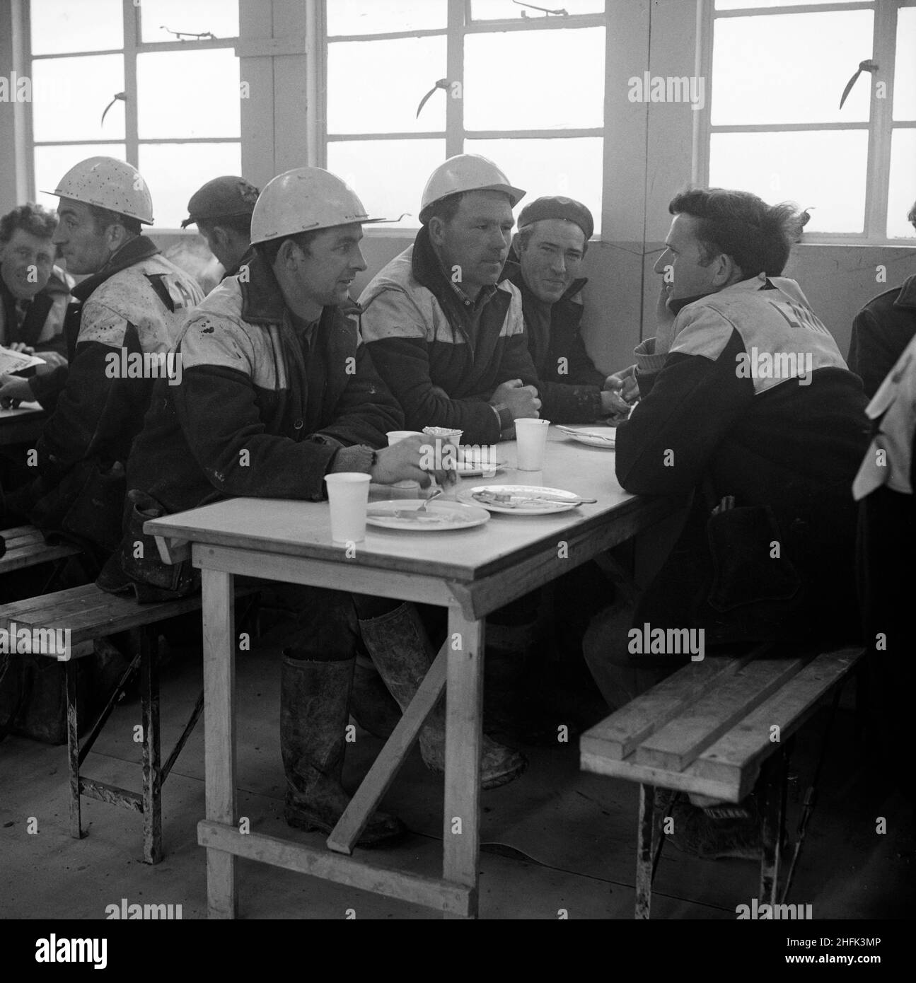 Flughafen Heathrow, BEA Servicing Hangar, Heathrow, Hillingdon, London, 07/04/1970. Laing-Arbeiter sprachen während des BEA-Flugzeughangars am Flughafen Heathrow an einem Tisch in der Werkkantine. Im Oktober 1969 gab Laing bekannt, dass seine Industrial Engineering Branch einen Auftrag für den Bau eines Flugzeughangars für British European Airways am Flughafen Heathrow erhalten hat. Es war der zweite Großauftrag des Unternehmens&#X2019;in Heathrow, nach der Fertigstellung des BEA- und BOAC-Frachtterminals. Stockfoto