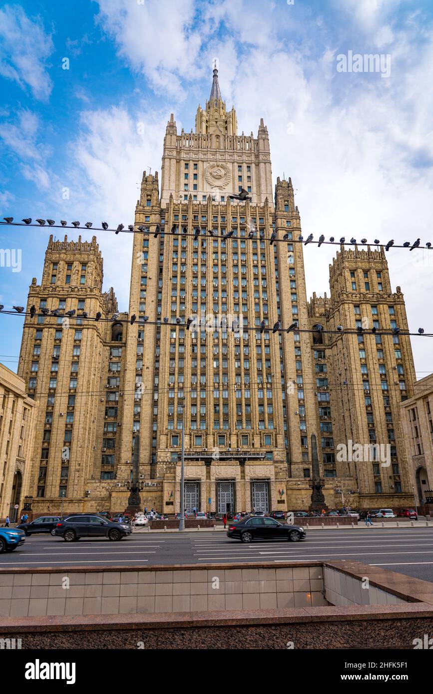 Moskau, Russland - 3. September 2018: Taube des Friedens. Tauben sitzen auf Drähten vor dem Gebäude des Außenministeriums. Stockfoto