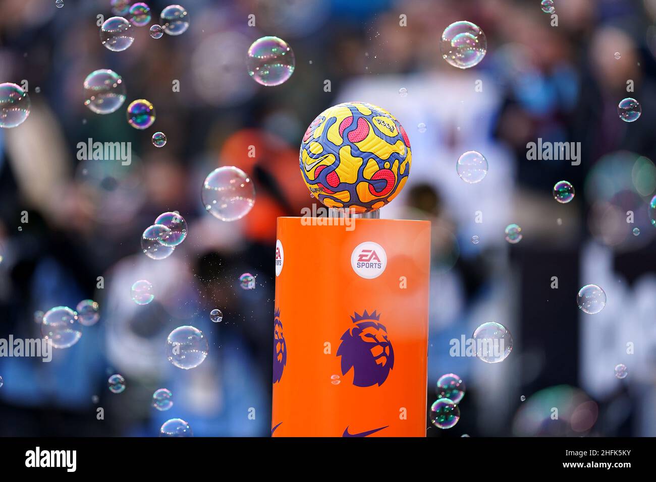 Ein Nike Strike-Matchball auf einem Sockel vor dem Premier League-Spiel im Londoner Stadion. Bilddatum: Sonntag, 16. Januar 2022. Stockfoto