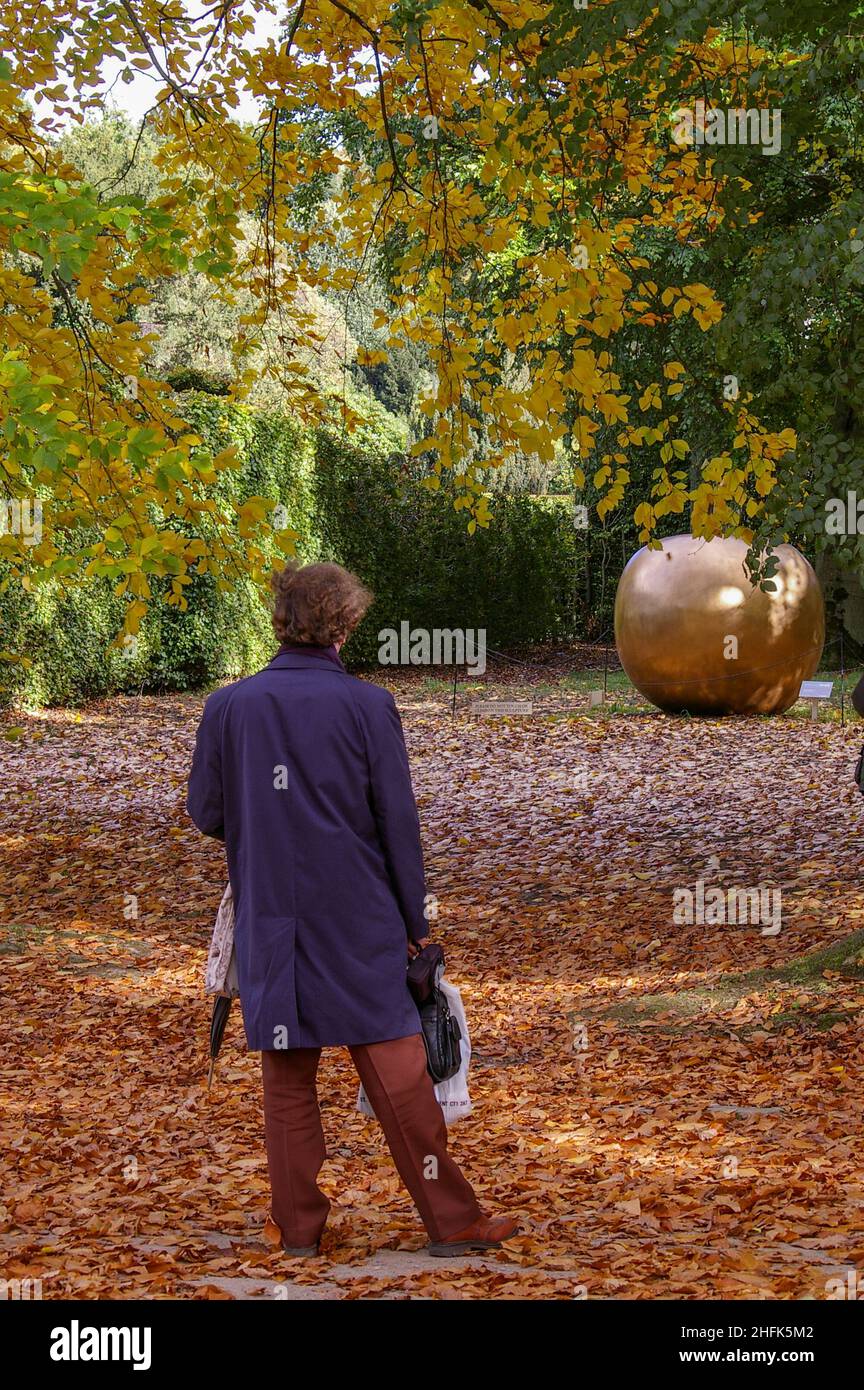 Besucher, die sich mit Pomme de New York 2006 von Claude Lalanne, Teil der Skulptur Beyond Limits 2008, Chatsworth House, Derbyshire, Großbritannien, befassen Stockfoto