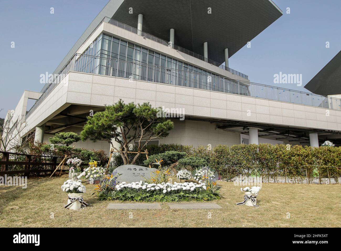 31. März 2018-Tongyeong, Süd-Kora-Südkorea Geboren berühmter Komponist Isang Yun Grabstein Platz in Tongyeong International Caoncert Hall Garten am 30. März 2018. Das jährliche Tongyeong International Music Festival 17th findet vom 30. März bis 8. April im Tongyeong Arts Center unter dem Motto „Rückkehr nach Hause“ statt. Das Festival wird verschiedene Aufführungen von etablierten und aufstrebenden Künstlern sowie Gewinnern des ISANG YUN Wettbewerbs präsentieren. Das Festival begann 2000 zu Ehren von Yun Isang (1917-1995), Koreas größtem Komponisten zeitgenössischer Musik, der in Tongyeong, abou, geboren wurde Stockfoto