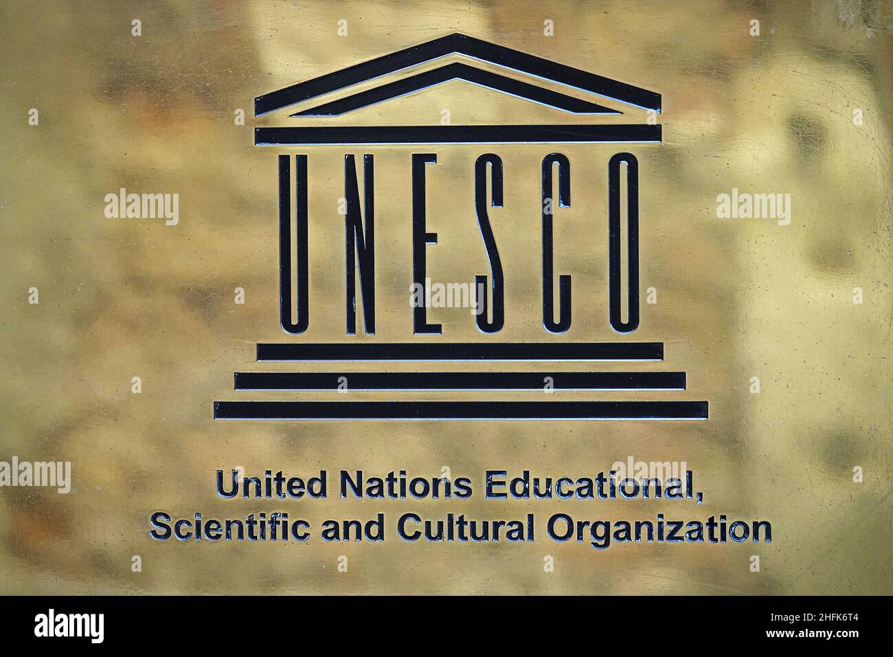 UNESCO-Logo auf Messingplatte. UNESCO, die Organisation der Vereinten Nationen für Bildung, Wissenschaft und Kultur. Paris, Frankreich - Januar 2022 Stockfoto