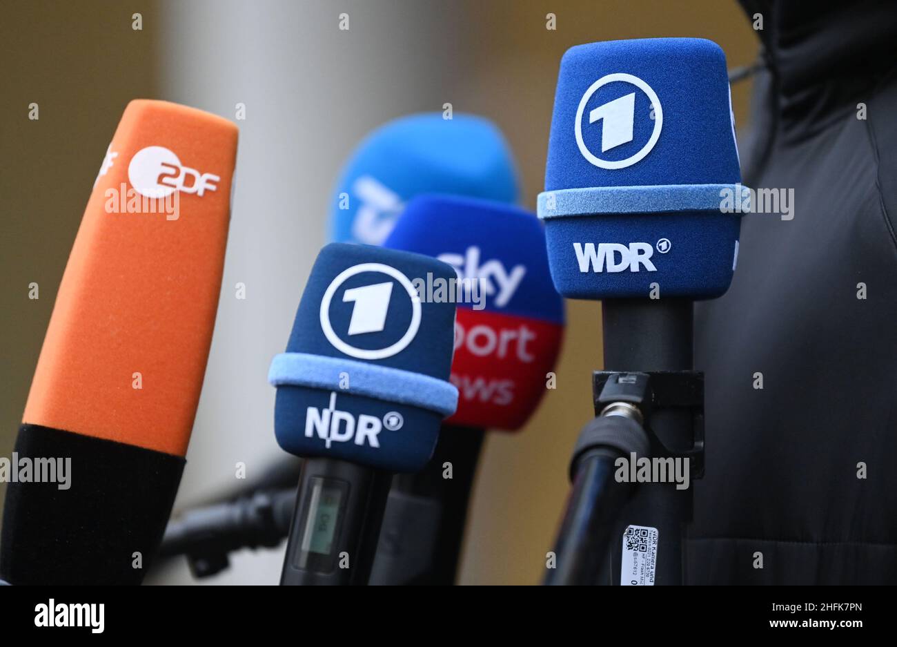 Bratislava, Slowakei. 17th Januar 2022. Mikrofone werden während einer Medienveranstaltung vor dem Mannschaftshotel der deutschen Handballnationalmannschaft gesehen. Quelle: Marijan Murat/dpa/Alamy Live News Stockfoto