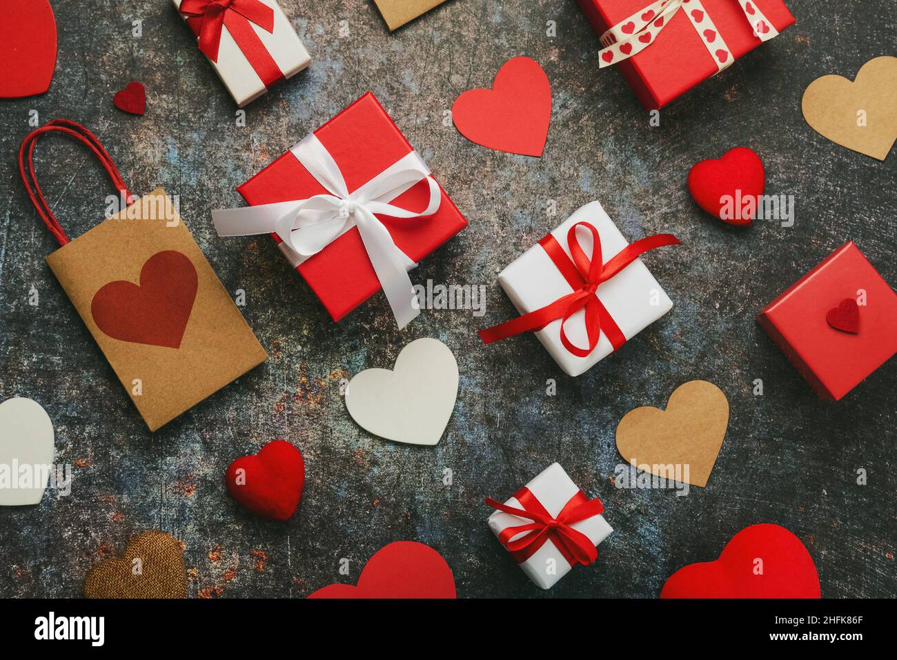 Draufsicht auf Valentinstag-Banner mit Geschenkboxen und Herzen über grunge Hintergrund. Konzept für die Valentinstag-Feier Stockfoto