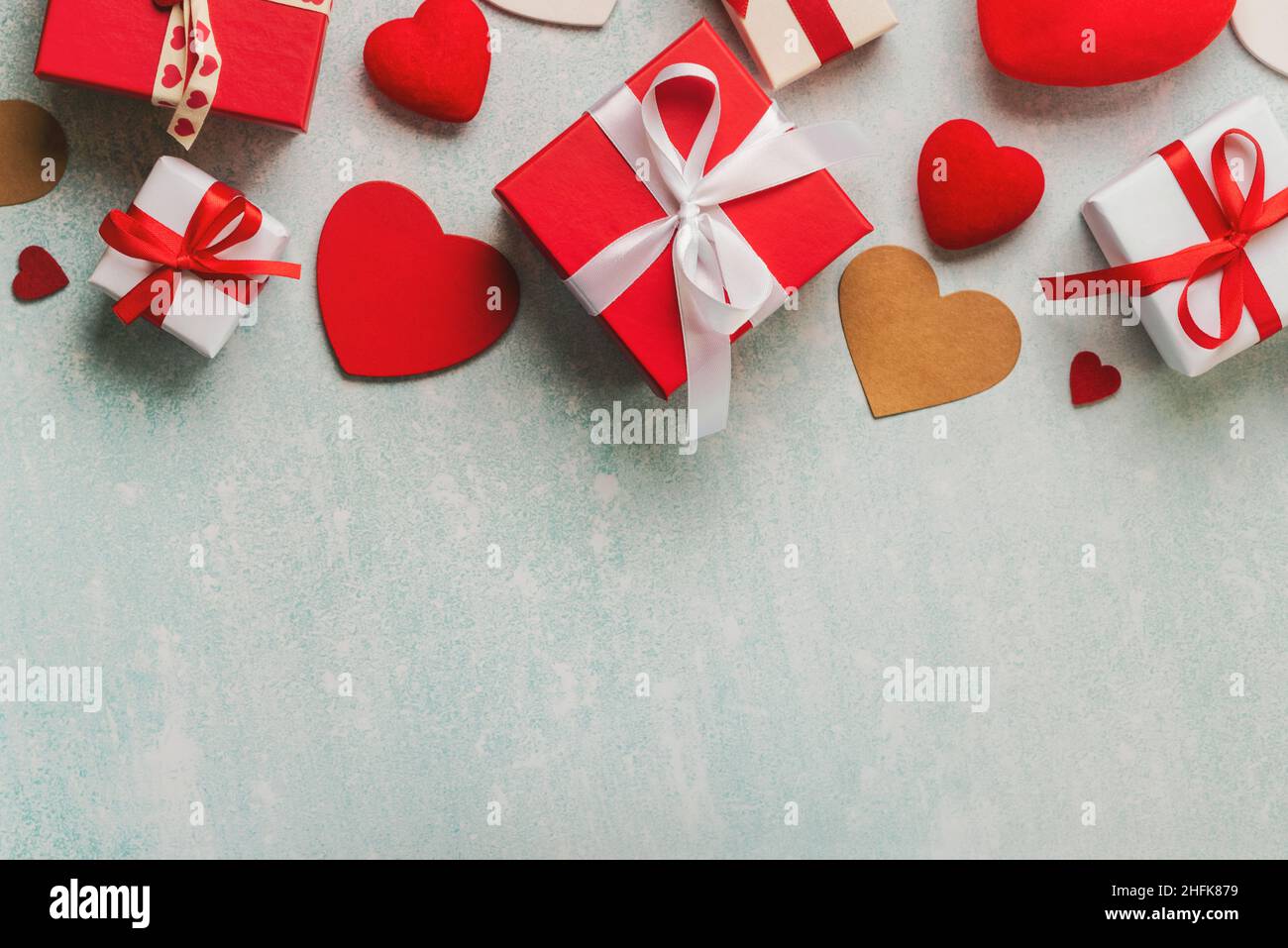 Draufsicht auf das Valentinstagsbanner mit Geschenkschachteln und Herzen und Platz zum Kopieren auf blauem Hintergrund. Konzept für die Valentinstag-Feier Stockfoto