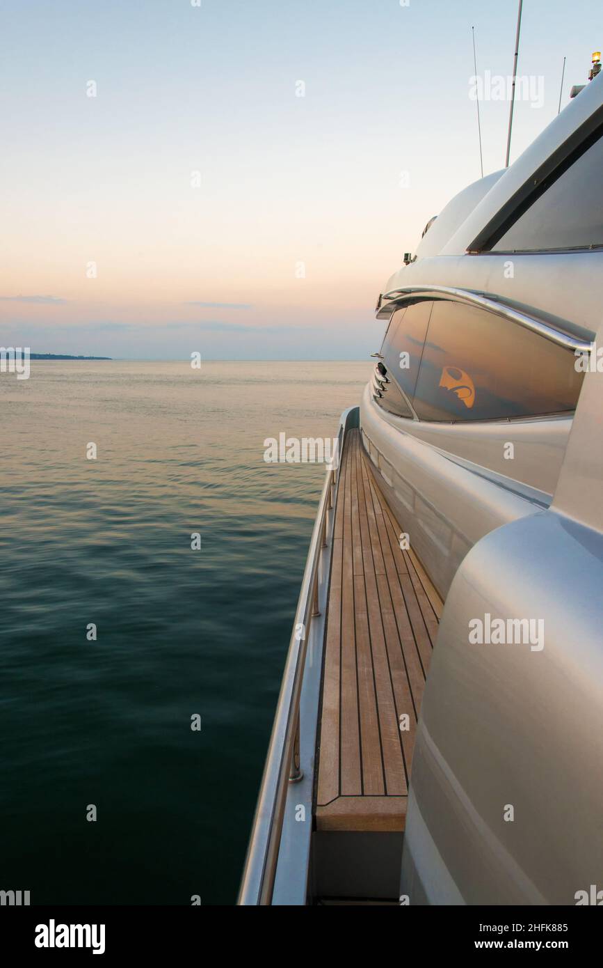 Schöner Meerblick vom linken Brett einer Luxusyacht bei Sonnenuntergang / Sonnenaufgang - vertikale Ausrichtung Stockfoto