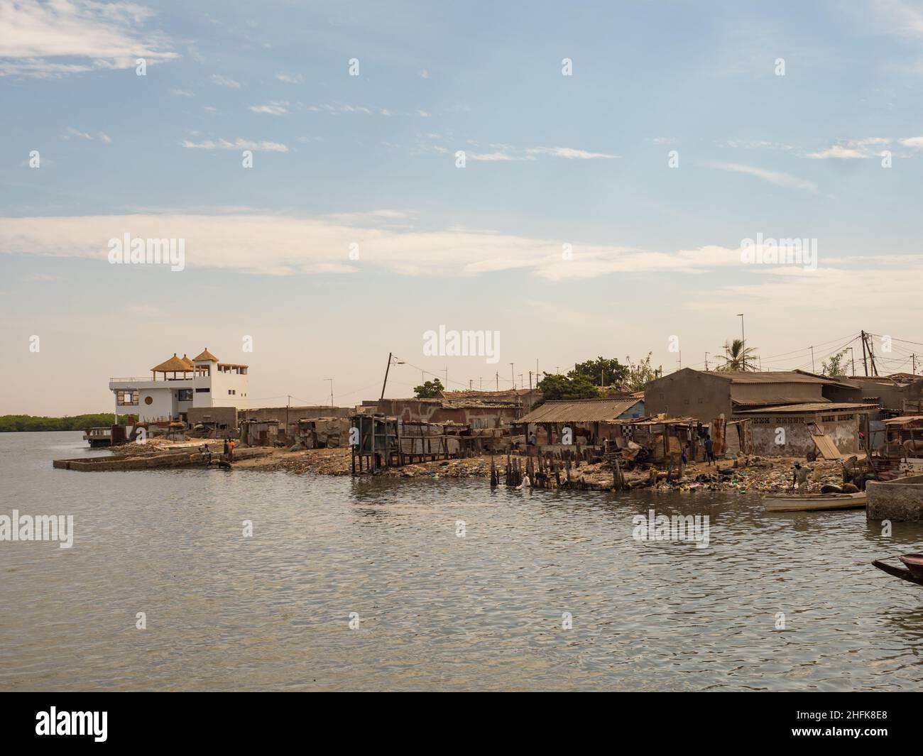 Joal-Fadiouth, Senegal - Januar 2019: Zerstörte Fischerhäuser. Stadt Joal-Fadiouth. Eine Gemeinde in der Region Thiès am Ende der Petite Côt Stockfoto