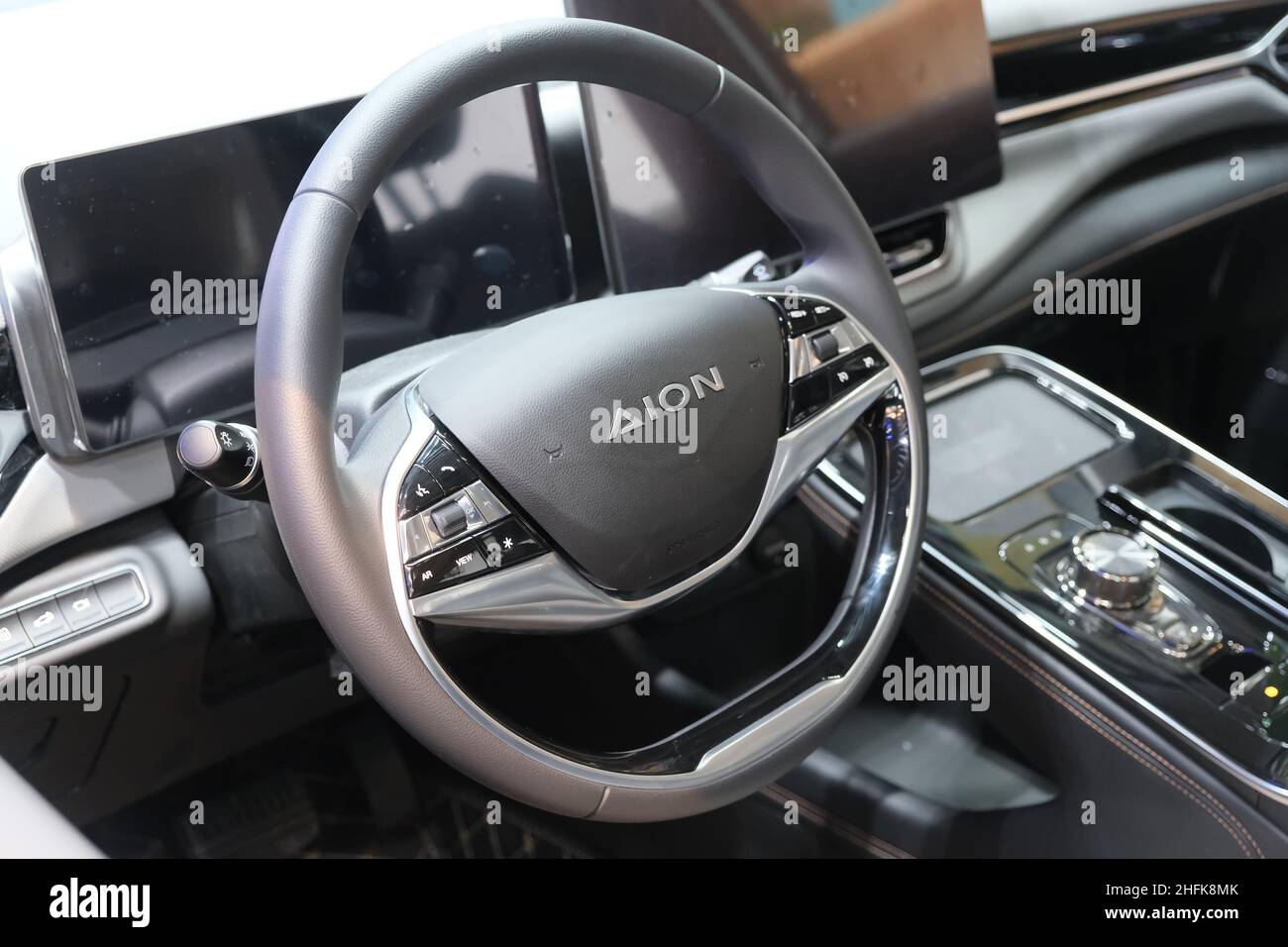Aion EV-Innenausstattung und Logo am Lenkrad. Eine chinesische Marke für Elektrofahrzeuge der Guangzhou Automobile Corporation (GAC) Group Stockfoto