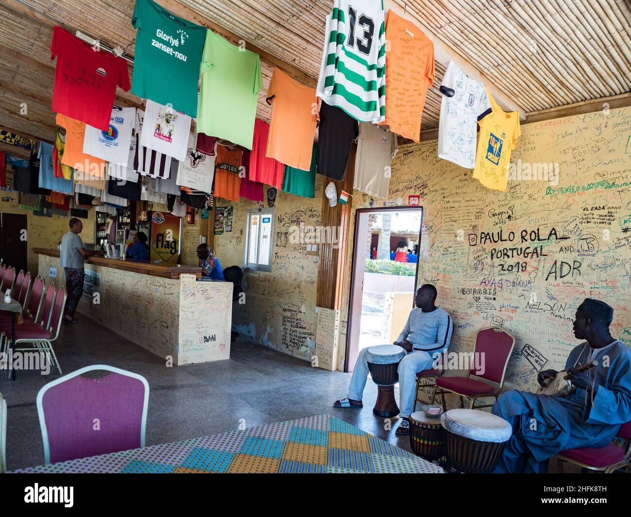 Senegal, Afrika - Februar 2019: Bunte T-Shirts hängen in einem lokalen Restaurant in der Nähe des Retba-Sees Stockfoto