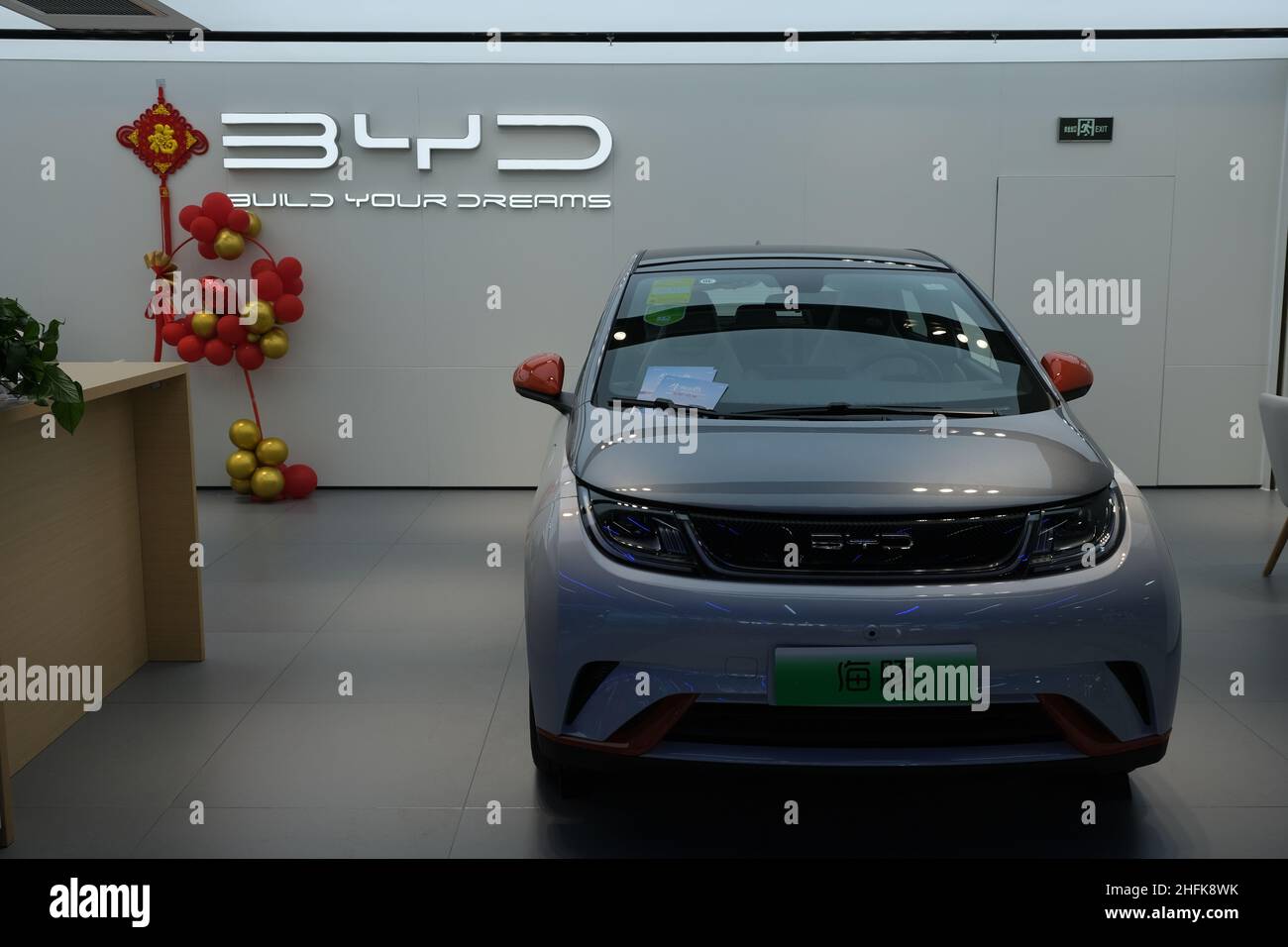 BYD Auto Logo und Elektroauto im Geschäft. BYD (Build Your Dreams) ist eine chinesische Elektroauto-Marke Stockfoto