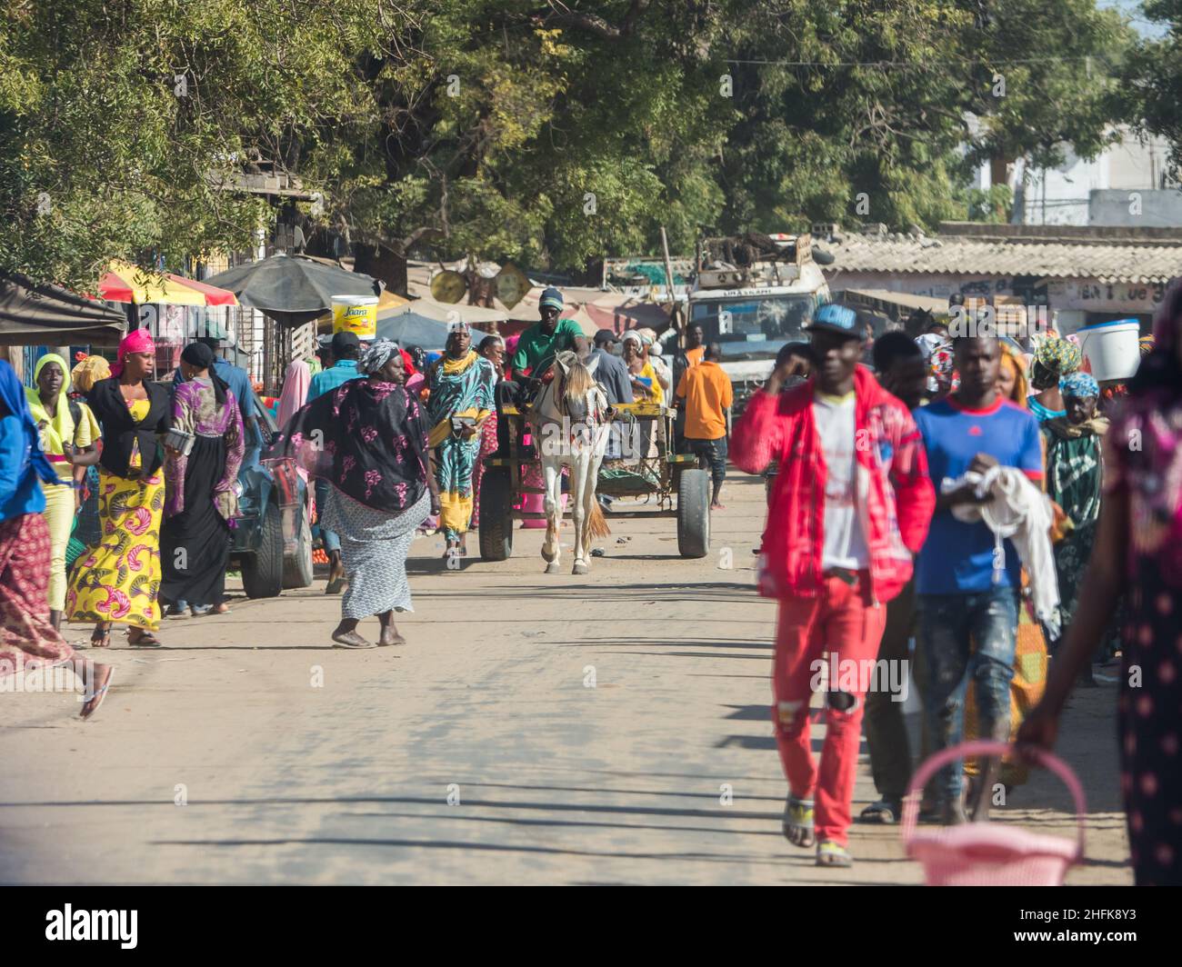 Senegal, Afrika - Feb, 2019: Alltag in den Straßen afrikanischer Städte. Stockfoto