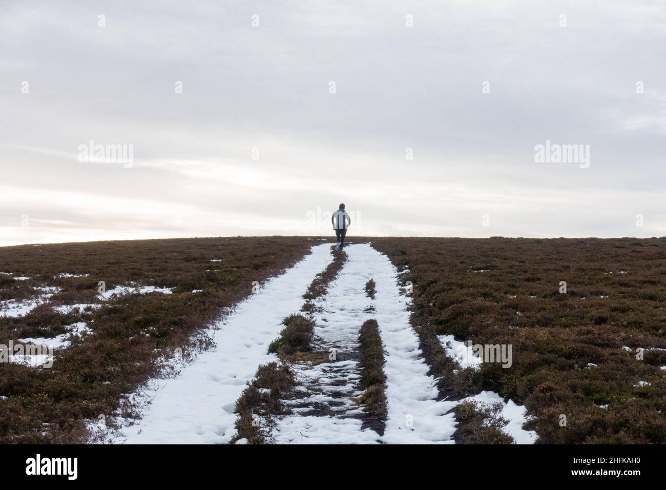 Ein Läufer, der Lord Arthur's Hill in den Correen Hills bei Alford, Aberdeenshire, Schottland, hochfährt Stockfoto