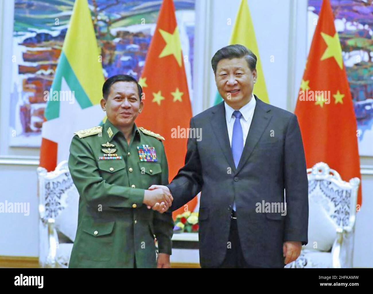 XI JINPING, chinesischer Präsident links, mit dem Verteidigungschef von Myanmar, Min Aung Hlaing, in Myanmar, 18. Januar 2020. Stockfoto