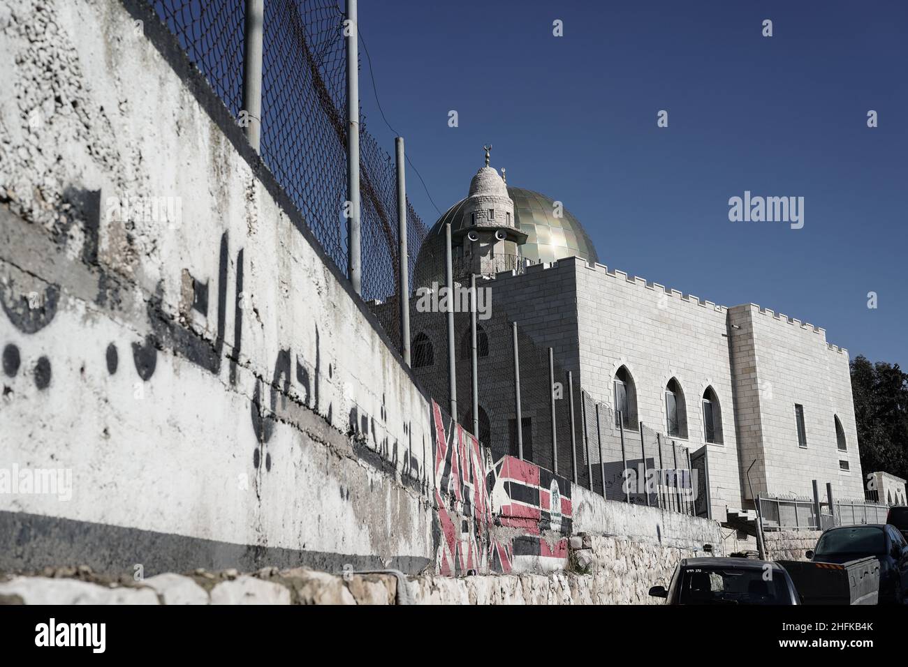 Jerusalem, Israel. 17th Januar 2022. Die Stadtverwaltung von Jerusalem hat einen Gerichtsbeschluss eingereicht, um eine neue goldene Kuppel, ein Modell des Haram Al Sharif-Tempels, auf der Al Rahman-Moschee im Jerusalemer Stadtteil Beit Safafa abzureißen. Die Gemeinde stützte ihren Antrag, dass neue obere Etage und Kuppel ohne Genehmigung oder Inspektion von kommunalen Ingenieuren gebaut wurden und eine Bedrohung für die öffentliche Sicherheit darstellen. Kredit: Nir Alon/Alamy Live Nachrichten Stockfoto