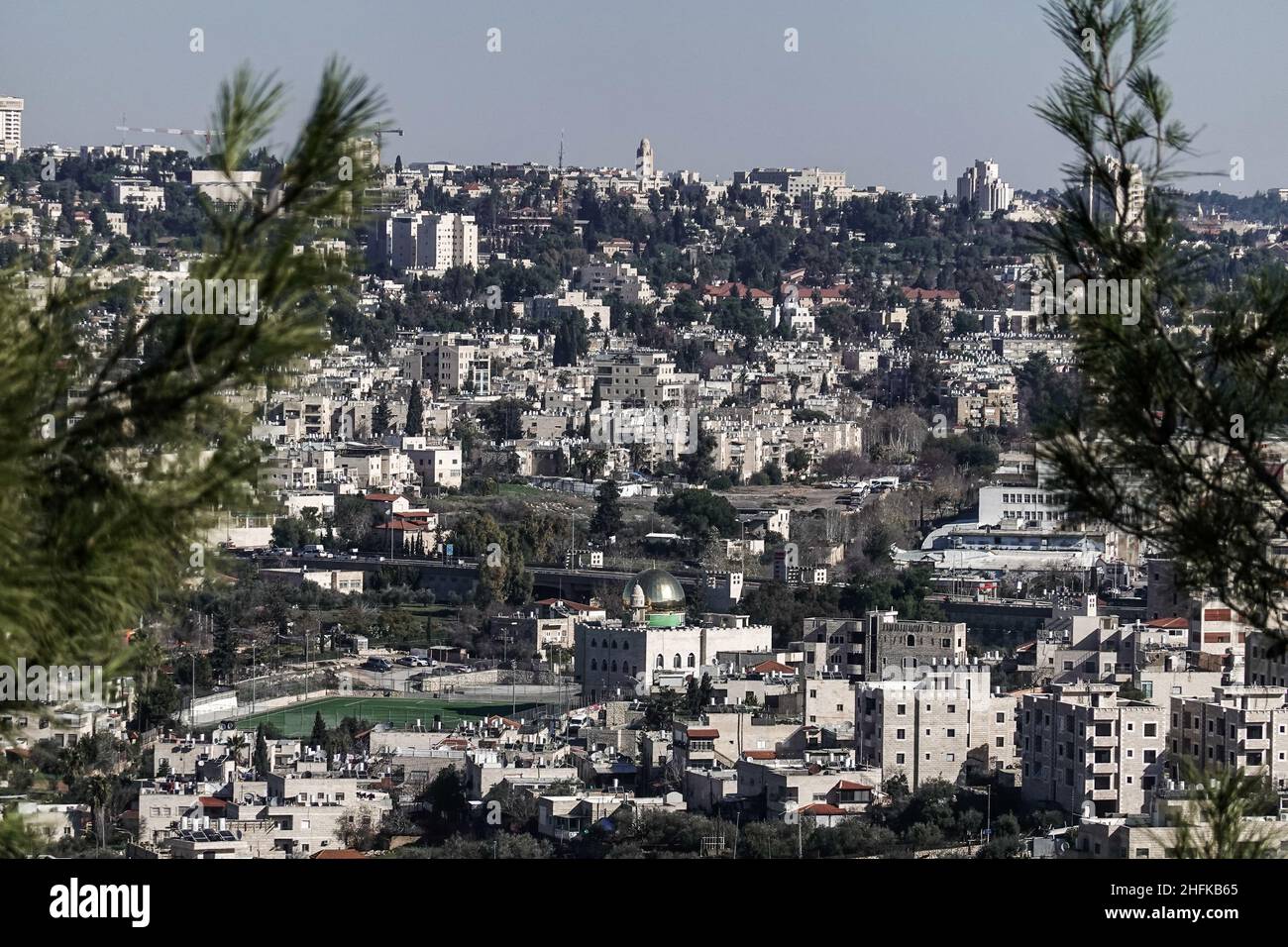 Jerusalem, Israel. 17th Januar 2022. Die Stadtverwaltung von Jerusalem hat einen Gerichtsbeschluss eingereicht, um eine neue goldene Kuppel, ein Modell des Haram Al Sharif-Tempels, auf der Al Rahman-Moschee im Jerusalemer Stadtteil Beit Safafa abzureißen. Die Gemeinde stützte ihren Antrag, dass neue obere Etage und Kuppel ohne Genehmigung oder Inspektion von kommunalen Ingenieuren gebaut wurden und eine Bedrohung für die öffentliche Sicherheit darstellen. Kredit: Nir Alon/Alamy Live Nachrichten Stockfoto