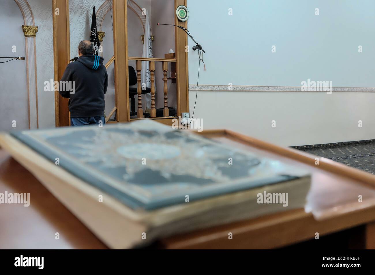 Jerusalem, Israel. 30th. November 2016. In dieser AKTE FOTO vom 30th. November 2016, TAWFIK ELAYAN, Muazzin der Al Rahman Moschee im Dorf Bet Safafa, führt die AlAzzan, Aufruf zum Gebet, durch ein Tonverstärkungssystem. Die Stadtverwaltung von Jerusalem hat einen Gerichtsbeschluss eingereicht, um eine neue goldene Kuppel, ein Modell des Haram Al Sharif-Tempels, auf der Al Rahman-Moschee im Jerusalemer Stadtteil Beit Safafa abzureißen. Die Gemeinde stützte ihren Antrag, dass neue obere Etage und Kuppel ohne Genehmigung oder Inspektion von kommunalen Ingenieuren gebaut wurden und eine Bedrohung für die öffentliche Sicherheit darstellen. Cred Stockfoto