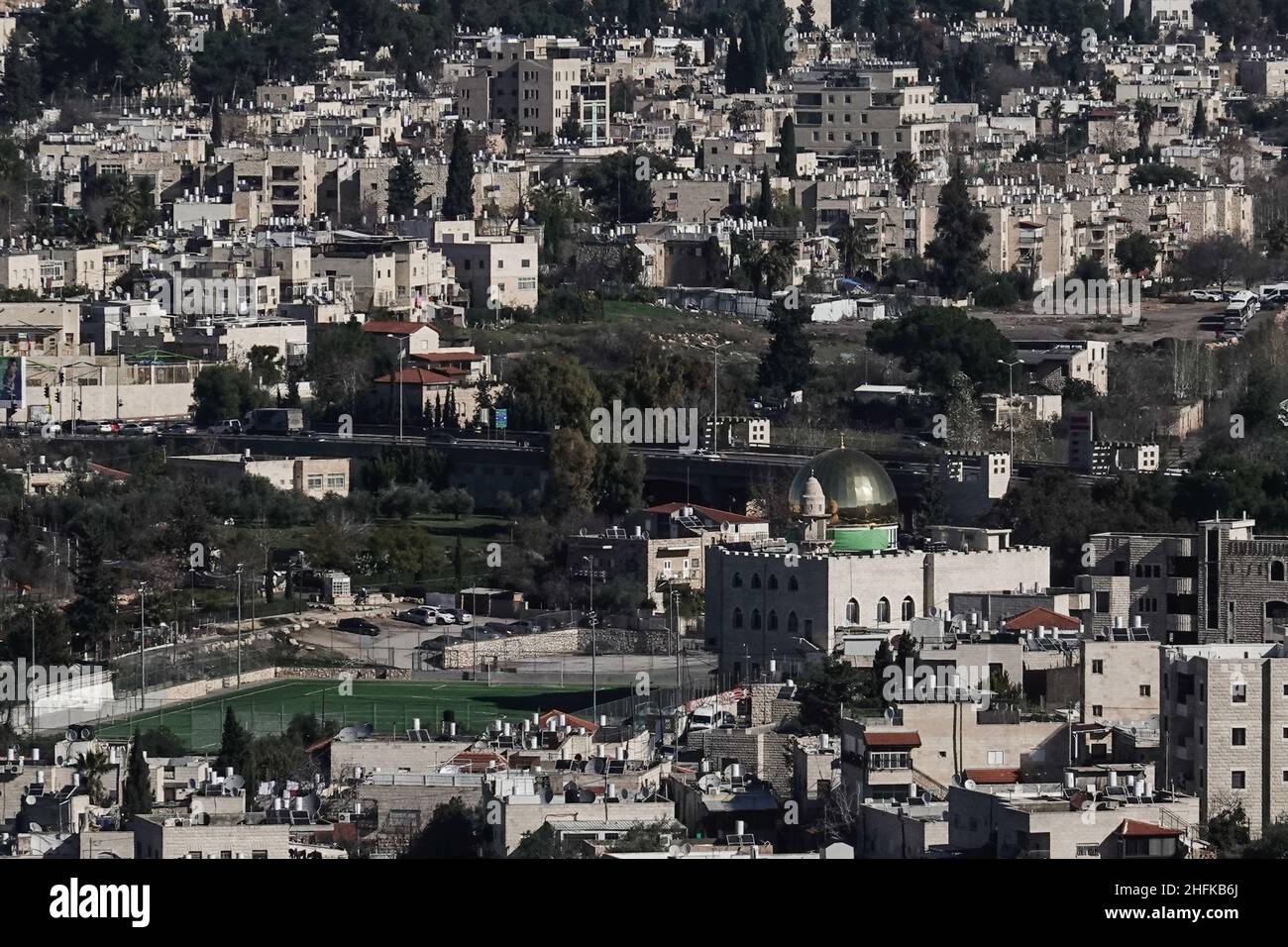 Jerusalem, Israel. 17th Januar 2022. Die Stadtverwaltung von Jerusalem hat einen Gerichtsbeschluss eingereicht, um eine neue goldene Kuppel, ein Modell des Haram Al Sharif-Tempels, auf der Al Rahman-Moschee im Jerusalemer Stadtteil Beit Safafa abzureißen. Die Gemeinde stützte ihren Antrag, dass neue obere Etage und Kuppel ohne Genehmigung oder Inspektion von kommunalen Ingenieuren gebaut wurden und eine Bedrohung für die öffentliche Sicherheit darstellen. Kredit: Nir Alon/Alamy Live Nachrichten Stockfoto