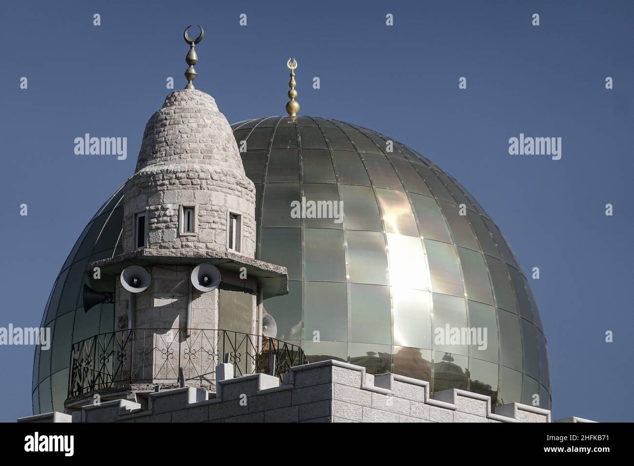 Jerusalem, Israel. 17th Januar 2022. Die Stadtverwaltung von Jerusalem hat einen Gerichtsbeschluss eingereicht, um eine neue goldene Kuppel, ein Modell des Haram Al Sharif-Tempels, auf der Al Rahman-Moschee im Jerusalemer Stadtteil Beit Safafa abzureißen. Die Gemeinde stützte ihren Antrag, dass neue obere Etage und Kuppel ohne Genehmigung oder Inspektion von kommunalen Ingenieuren gebaut wurden und eine Bedrohung für die öffentliche Sicherheit darstellen. Kredit: Nir Alon/Alamy Live Nachrichten Stockfoto