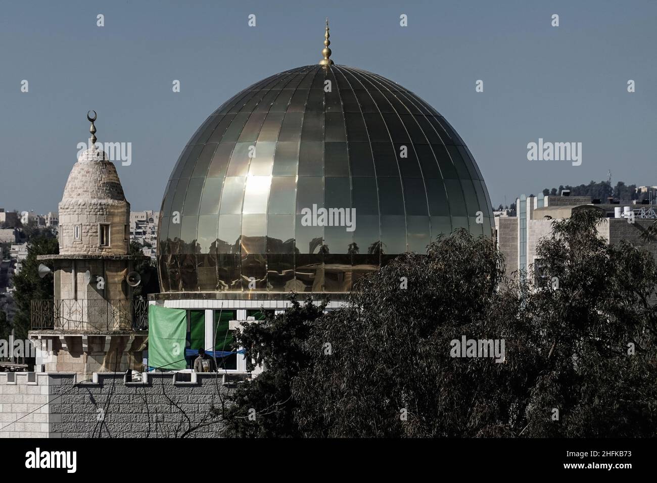 Jerusalem, Israel. 17th Januar 2022. Die Stadtverwaltung von Jerusalem hat einen Gerichtsbeschluss eingereicht, um eine neue goldene Kuppel, ein Modell des Haram Al Sharif-Tempels, auf der Al Rahman-Moschee im Jerusalemer Stadtteil Beit Safafa abzureißen. Die Gemeinde stützte ihren Antrag, dass neue obere Etage und Kuppel ohne Genehmigung oder Inspektion von kommunalen Ingenieuren gebaut wurden und eine Bedrohung für die öffentliche Sicherheit darstellen. Kredit: Nir Alon/Alamy Live Nachrichten Stockfoto