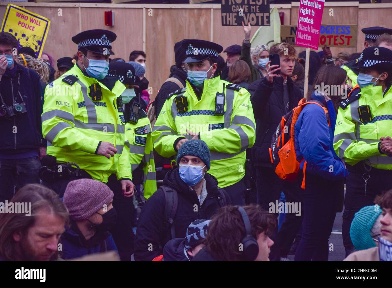 London, Großbritannien 15th. Januar 2022. Polizeibeamte beobachten, wie die Demonstranten von Kill the Bill die Straßen um den Strand blockierten. Tausende von Menschen marschierten durch das Zentrum Londons, um gegen das Gesetz über Polizei, Verbrechen, Verurteilung und Gerichte zu protestieren, was viele Arten von Protest illegal machen wird. Stockfoto