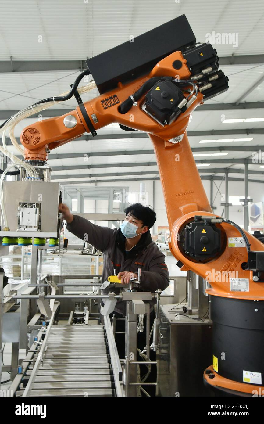HANDAN, CHINA - 5. JANUAR 2022 - Ein Arbeiter installiert Greiferverbinder für einen Industrieroboter in Handan, Provinz Hebei, Nordchina, 5. Januar 2022. Stockfoto