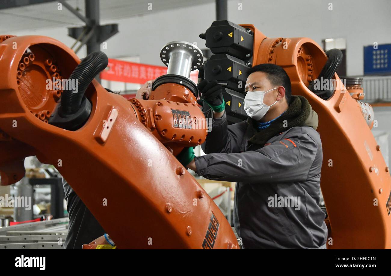 HANDAN, CHINA - 5. JANUAR 2022 - Ein Arbeiter installiert Greiferverbinder für einen Industrieroboter in Handan, Provinz Hebei, Nordchina, 5. Januar 2022. Stockfoto