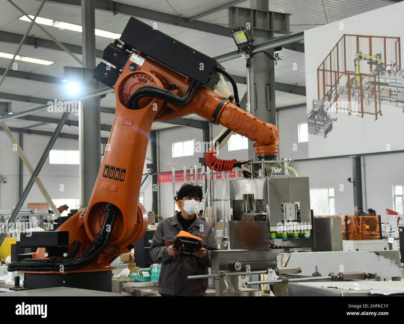 HANDAN, CHINA - 5. JANUAR 2022 - Ein Arbeiter installiert Greiferverbinder für einen Industrieroboter in Handan, Provinz Hebei, Nordchina, 5. Januar 2022. Stockfoto