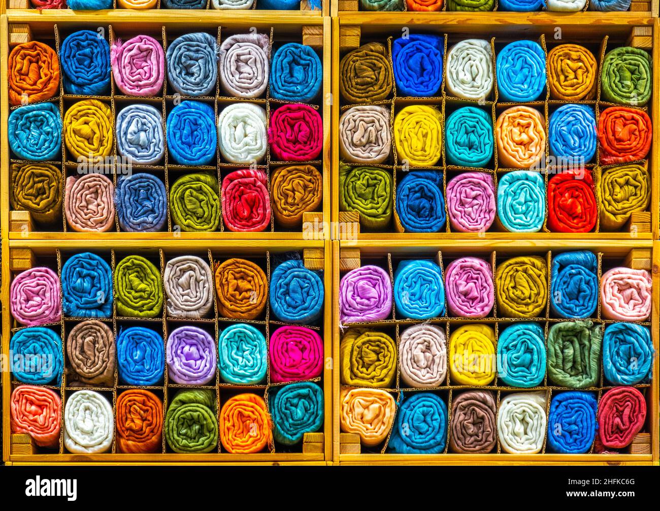 Tailor Store bunte textile Textur Rollen von Stoff auf Regalen Hintergrund Stockfoto