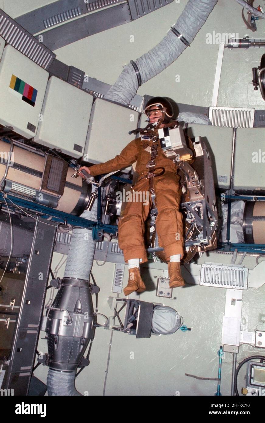 (27. August 1973) --- Astronaut Alan L. Bean, Kommandant von Skylab 3, fliegt die M509 Astronaut-Manövriergeräte im Vorwärtskuppelbereich der Orbital-Werkstatt (OWS) auf dem Raumstation-Cluster in der Erdumlaufbahn. Einer seiner Mitstreiter nahm dieses Foto mit einer Nikon-Kamera von 35mm auf. Die Bohne wird in die rückenmontierte, handgesteuerte, automatisch stabilisierte Manövriereinheit (ASMU) geschnallt. Der Kuppelbereich hat einen Durchmesser von 22 Fuß und von oben nach unten 19 Fuß Stockfoto