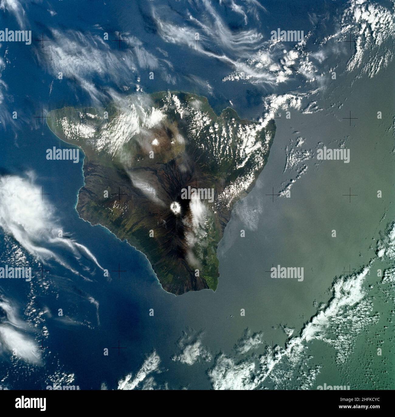 (8. Januar 1974) --- Eine vertikale Ansicht der Insel Hawaii, Staat Hawaii, wie sie von der Skylab-Raumstation in der Erdumlaufbahn mit einem Skylab 4-Besatzungsmacht fotografiert wurde. Die verwendete Kamera war eine Handkamera von Hasselblad, mit SO-368-Ektachrome-Film mit mittlerer Geschwindigkeit. Dieses Foto, aufgenommen am 8. Januar 1974, ist sehr nützlich für Studien von vulkanischen Gebieten. Prominente vulkanische Merkmale wie die Gipfelkaldera auf Mauna Loa, der erloschene Vulkan Mauna Kea, die Kilauea-Caldera und der Grubenkrater auf Halo mau mau innerhalb der Caldera sind leicht zu identifizieren. (Kilauea wurde während der Mission häufig ausgebrochen). D Stockfoto