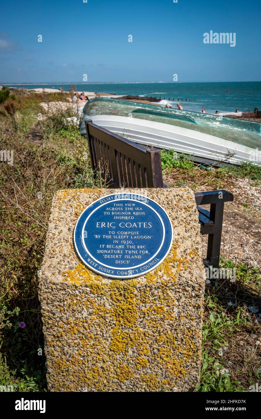 Eine blaue Plakette, die Eric Coates, dem Komponisten von „By the Sleepy Lagoon“, gewidmet ist, einem Signature-Song zu den Desert Island Discs der BBC in Selsey, West Sussex, Großbritannien Stockfoto