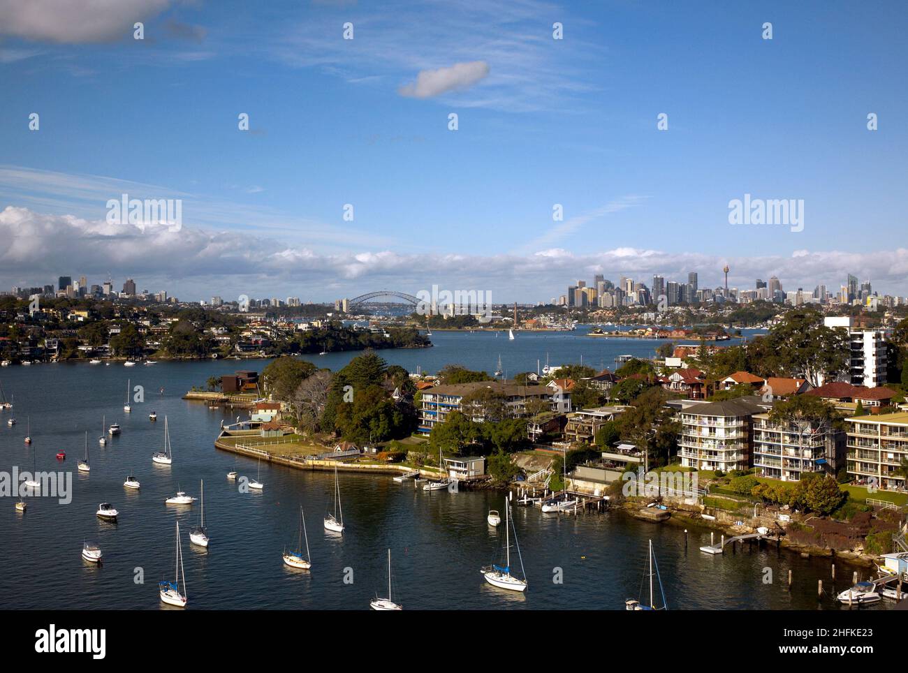 Farbaufnahme der Stadtentwicklung, Drummoyne, North Sydney, Sydney Harbour Bridge und Sydney City, Sydney, New South Wales, Australien, 2018. Stockfoto