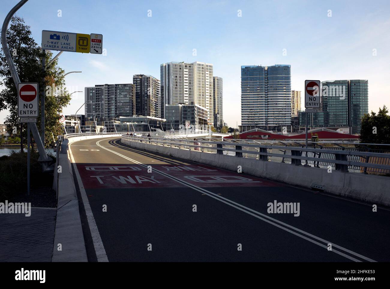 Farbfoto der Bennelong Bridge und der Wohnsiedlung in Wentworth Point, Sydney, New South Wales, Australien, 2021. Stockfoto