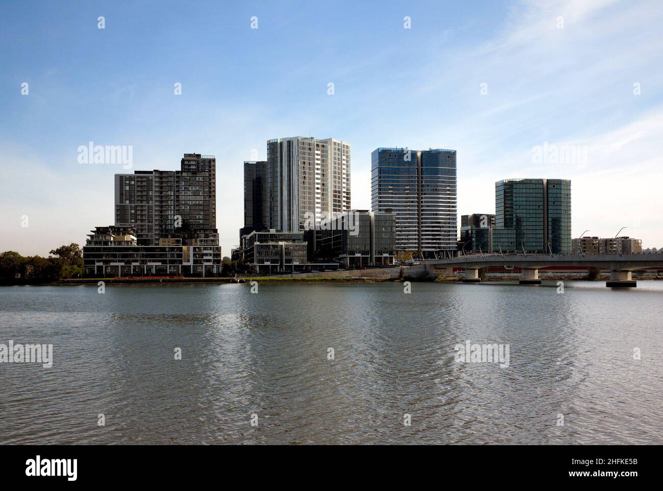Farbfoto von Homebush Bay, Hochhaus-Wohnsiedlung und Bennelong Bridge, Wentworth Point, Sydney, New South Wales, Australien, 2021. Stockfoto