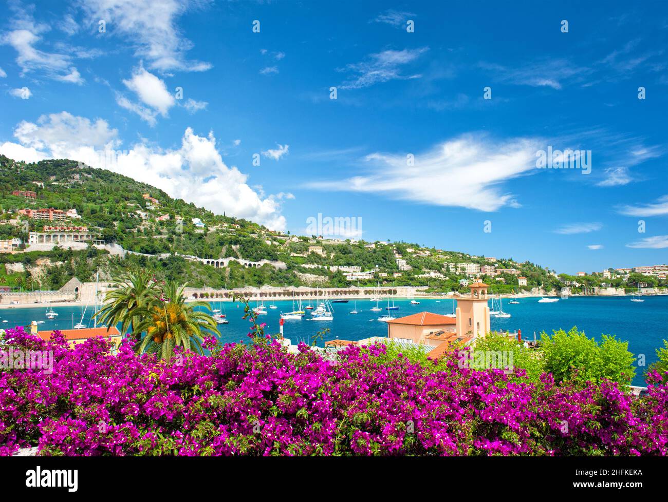 Mediterrane Landschaft mit Meer, Himmel, Rhododendronblüten. Französische wiedergeburt, Blick auf Villefranche-sur-Mer bei Nizza und Monaco Stockfoto