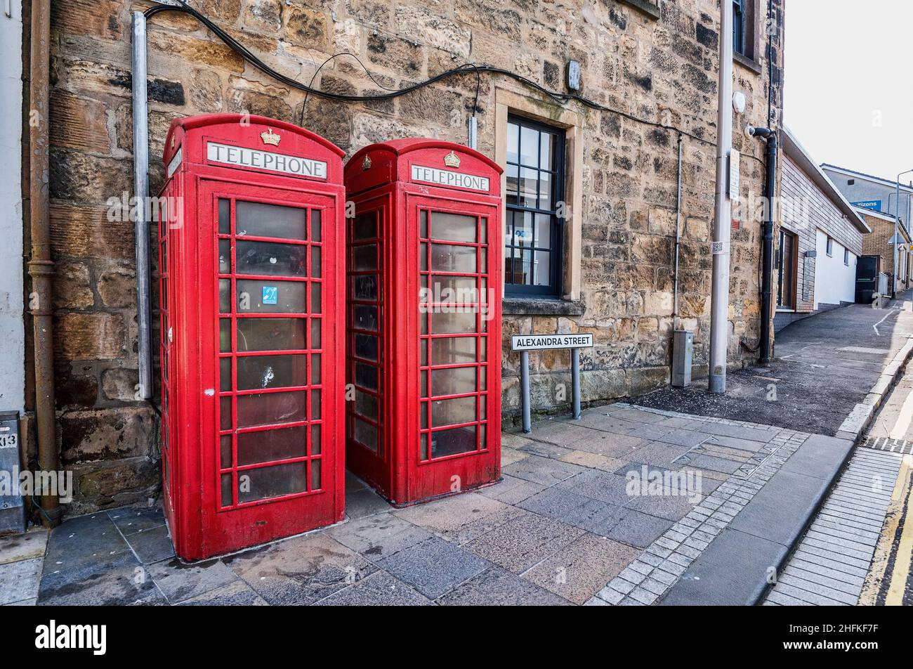 Ein Paar rote Telefonzellen in der Stadt ihrer Manufaktur - Kirkintilloch in der Nähe von Glasgow, Schottland. Stockfoto