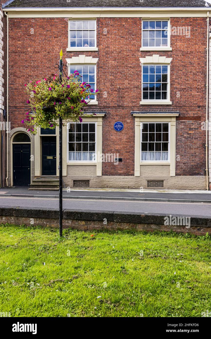 Blaue Plakette an der Fassade des Hauses in der Wilmore Street 4, wo Dr. William Penny Brookes in Much Wenlock, Shropshire, England geboren wurde Stockfoto