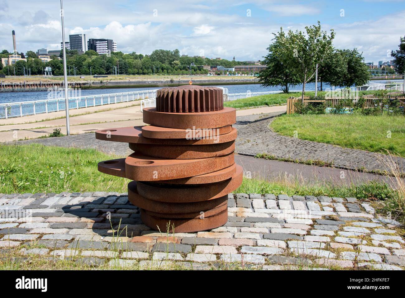 „Montage“-Metallstapelskulptur am Südufer des Flusses Clyde in Govan Glasgow. Schottland Stockfoto